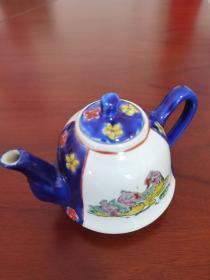 粉彩鸳鸯茶壶，款识：乾隆年制。应该为民国作品，尺寸 15x11x10