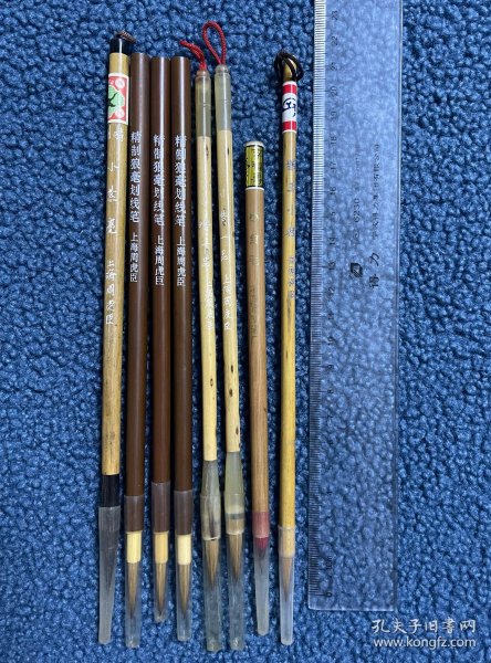 八支小毛笔。其中六支周虎臣、一支李福寿、一支金艺笔庄。
都是2000年的毛笔。
老笔保存完好如新