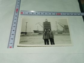 参观船厂---老照片！！---大尺寸！《姐妹在船厂前合影》！