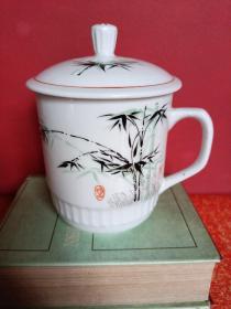 “景德镇群英制” 珍品墨竹茶杯 竹报平安 清香字样 应该是手绘的 瓷茶杯 完好无损 大号的 口径11厘米，高16厘米【非常美观、非常大气】