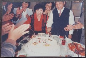 彩色老照片，八十年代，夫妻切生日蛋糕
