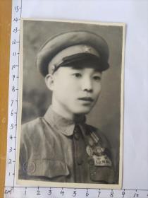 中国人民解放军着50式军装佩戴至少三个勋章照片(有照相馆印章，“……江市丽图照相”)也有可能是民国时期的