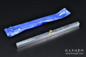 日本购回《文镇》原护封一件 长方形 铁制 带提钮 摆放平稳 尺寸：21.7cm*1.1cm*1.1cm 重量：214.6克 镇纸纸镇 文镇 书镇 书尺 镇尺 文镇，也叫镇纸，即指写字作画时用以压纸的东西 镇纸的起源是由于古代文人时常会把小型的青铜器、玉器放在案头上把玩欣赏要求都有一定的分量