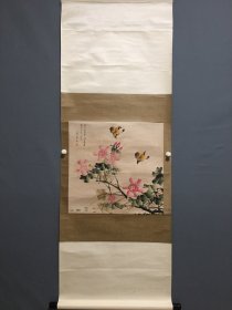 張大壯 畫心尺寸50×48 張大壯（1903年04月—1980年09月）浙江杭州人。原名頤，又名心源，后更名大壯，字養(yǎng)初，號養(yǎng)盧，別署富春山人。章炳麟（太炎）外甥。與江寒汀、唐云、陸抑非合為現(xiàn)代四大花鳥畫家，被合稱花卉畫的四大名旦。1981年上海書畫出版社出版《張大壯畫集》，1982年上海人民美術出版社出版《張大壯畫集》。中國美術家協(xié)會會員，上海國畫院畫師。
