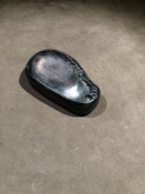 端砚，砚雕葡萄寓意子孙满堂，一本万利。砚堂火捺，玫瑰籽，蕉叶白。砚背落款：潘亦隽。砚形小巧精致，包浆厚重，质地细腻。砚长12.3厘米，宽7厘米，厚3厘米。