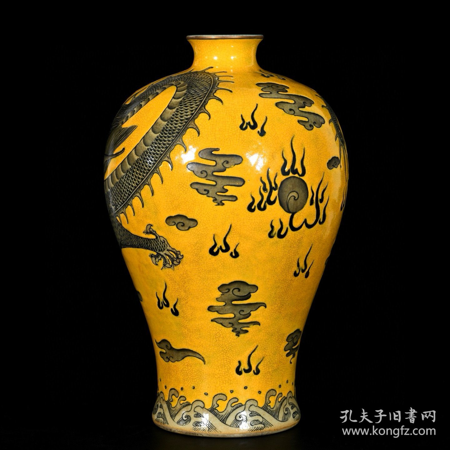 清乾隆黄地墨彩龙纹梅瓶一对；33.5x22厘米