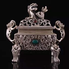 旧藏老纯手工打造纯铜鎏银镶嵌宝石狮盖熏香炉
 品相完好 造型独特 
重866克 高15厘米 宽14厘米