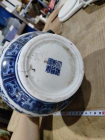 大清乾隆年制青花瓷花瓶，高度约31cm