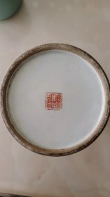    稀品 清代道光粉彩料彩花卉帽筒  清代道光景镇名家作，品相如图自定吧。 焦家祖父在清道光年间上镇，在老弄口开设红店，始称“焦万丰”号，后迁至龙缸弄16号，传至焦有林时已是第三代了。焦有林接手瓷号时，瓷号已由“焦万丰”号改为“焦启丰”号。至民国初年，焦有林弟弟长大成人，树大分枝，焦有林将“焦启丰”号交由弟弟经营，自己另开瓷号，名为“焦启丰恒”号。