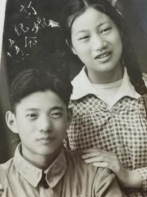 中国人民志愿军燕怀亮向明志1955年订婚纪念照片(志愿军张全乐相册，协理员，相当于正营到正团级)