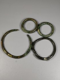 一线下乡收获，一组高古青铜标本，战汉青铜环，红斑绿绣，皮壳生美，原汁原味。规格：直径约26-48mm，厚约4.5mm