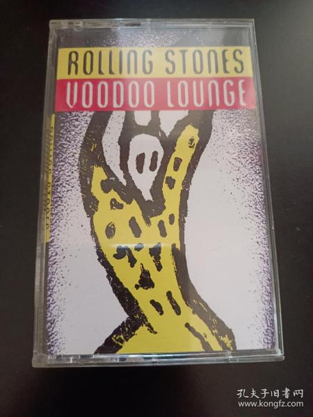 滚石乐队【Voodoo Lounge】原版老磁带，不是打口的，94年乐队请到了曾为Miles Davis和Sting伴奏的贝斯手Darryl Jones来录制最新专辑Voodoo Lounge，这张专辑成为滚石10年来评价最好的专辑，另《Voodoo Lounge》显得更加出色的是，滚石乐队依靠本张专辑首次捧得格莱美奖杯，《Voodoo Lounge》获得了当年格莱美最佳专辑奖。