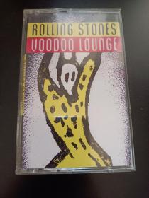 滚石乐队【Voodoo Lounge】原版老磁带，不是打口的，94年乐队请到了曾为Miles Davis和Sting伴奏的贝斯手Darryl Jones来录制最新专辑Voodoo Lounge，这张专辑成为滚石10年来评价最好的专辑，另《Voodoo Lounge》显得更加出色的是，滚石乐队依靠本张专辑首次捧得格莱美奖杯，《Voodoo Lounge》获得了当年格莱美最佳专辑奖。