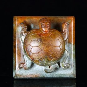 高古和田玉印章。5.8×5.8×4㎝，重253.6克。