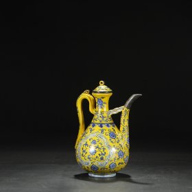 明代 永乐黄地青花开窗花卉纹银口大执壶 尺寸：高32.5公分 口径6.5公分 直径24公分