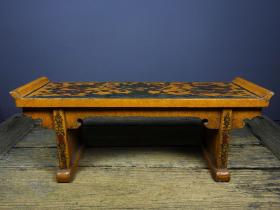 旧藏木胎漆器彩绘翘头桌子

尺寸：长47cm宽16cm高18cm
重量：1410g