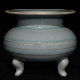 汝窑弦纹炉，高10.6cm直径11.8cm，