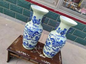 旧藏，手绘豆青釉300件双耳花瓶【嫁妆瓶】一对、绘狮子滚绣球，全品，品相一流，完整。尺寸：60×20。