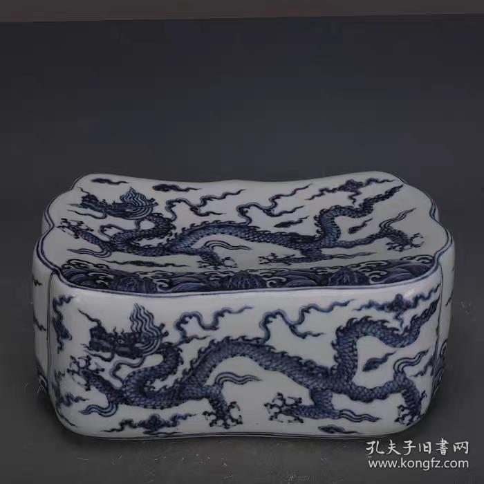 明青花手绘海水龙纹枕