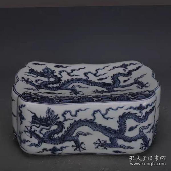 明青花手绘海水龙纹枕