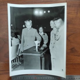 超大尺寸：1954年，刘少奇在第一届全国人大一次会议上投票