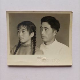 1954年昆仑美术摄影拍摄《夫妻合影照》原版黑白照片一张，背面有题字
