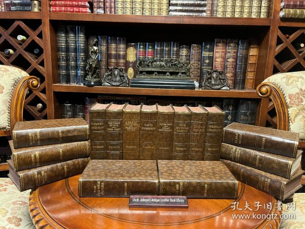 《狄更斯文集》16册大全套。 伦敦著名出版社ODHAMS PRESS 从1930年开始陆续出版了一系列世界名著珍藏版，此为之一，此系列统一深棕色漆布装帧，竹节背压花烫金，插图本。此组封面凹印狄更斯头像标志。