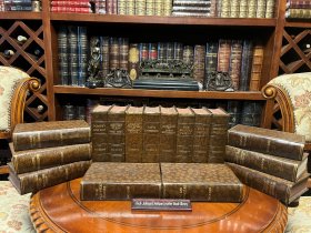 《狄更斯文集》16册大全套。 伦敦著名出版社ODHAMS PRESS 从1930年开始陆续出版了一系列世界名著珍藏版，此为之一，此系列统一深棕色漆布装帧，竹节背压花烫金，插图本。此组封面凹印狄更斯头像标志。