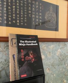 《忍者格斗大全》美国原装正版。全新，书无任何瑕疵。全书216页，超过1300幅全彩色格斗图，精彩绝伦，徒手、兵器、暗器等等格斗招式应有尽有，忍者迷一生必藏一本，全铜版纸质超精美。本书不退，不换，不议价，绝版珍宝，所见就是所得。