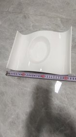 异形纯白瓷盘一个，长30厘米，宽23.5厘米