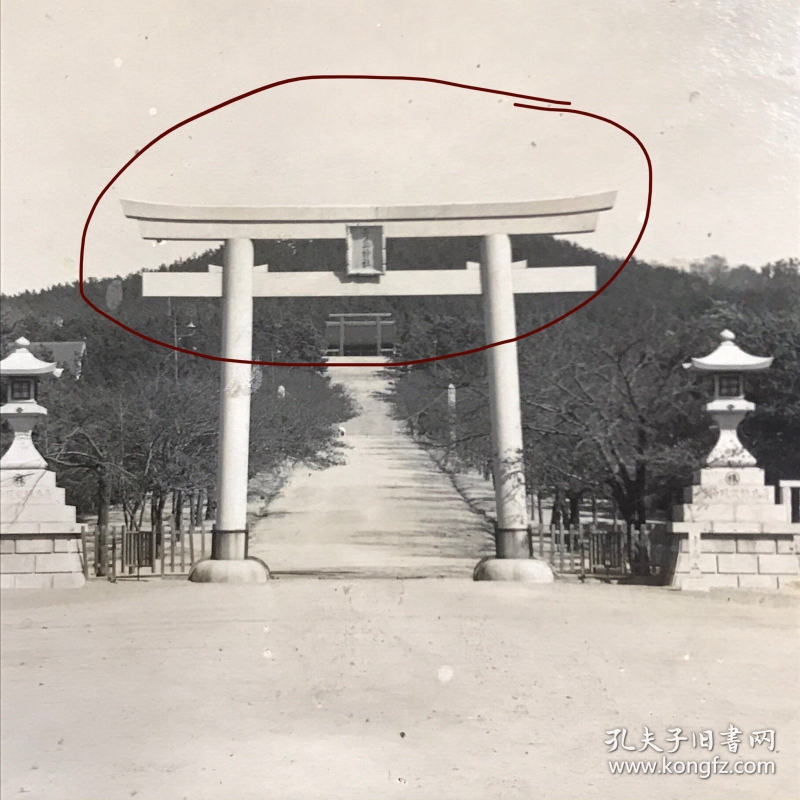 民国日军侵华时青岛日本神社大门及周边景象，可见门额上“青岛神社”字样。