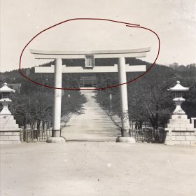 民国日军侵华时青岛日本神社大门及周边景象，可见门额上“青岛神社”字样。