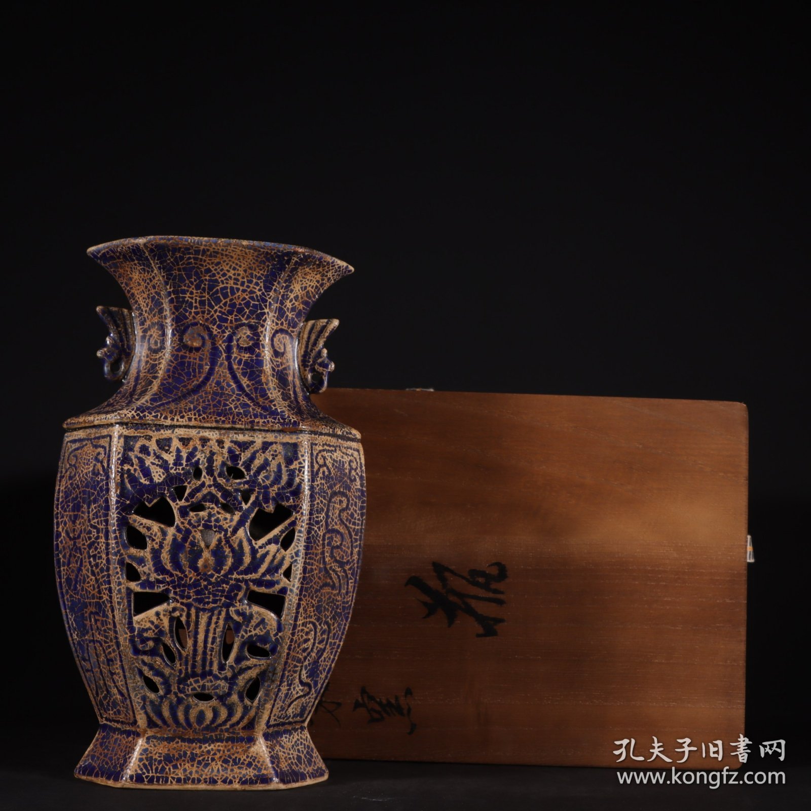 旧藏宋代柴窑宝石蓝釉镂空六方瓶高23cm.宽14cm