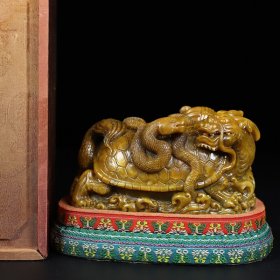 旧藏旧藏寿山石田黄雕刻龟蛇合体玄武印章摆件，印章净长14厘米宽9.5厘米高8厘米，净重1458克，