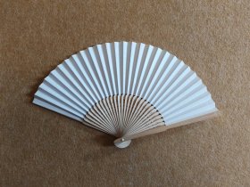 白扇 日本回流纸扇 展幅约36Cm 高21Cm 竹扇骨 。保管品几乎全新。