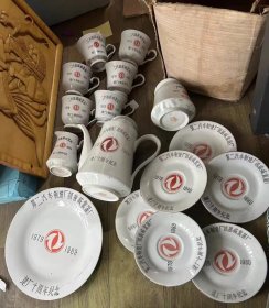 第二汽车制造厂纪念瓷器一套完整全新