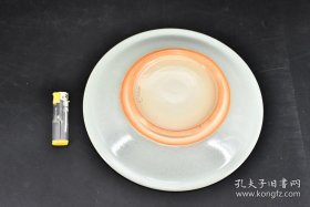 奈良絵 大盐昭山作 《日本赤肤烧传统工艺陶瓷器》饰皿原盒一件 未使用 开片 样式精美 背面有款 尺寸：26.5*26.5*4.5cm 赤肤烧是指以奈良县奈良市赤肤町为中心的西京丘陵一带窑厂生产的陶器。绘图以御伽草子等庶民题材为主。顺丰快递，邮费贵点。