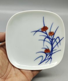 日本人间国宝～今右卫门作。手绘花卉小皿。绘画精美，瓷质洁白莹润。直径10.5厘米。高2厘米。