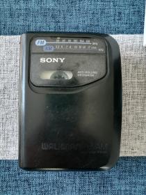 索尼随身听磁带机，索尼WM-FX101 SONY wm-fx101索尼收录机 索尼便携录音机，缺播放键，放干电池能使用，当配件出，看清楚再下单，不以任何形式退换。