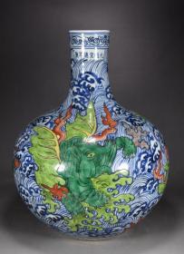 大明宣德年制 青花加彩祥瑞海水兽纹天球瓶 
高42厘米 直径32厘米