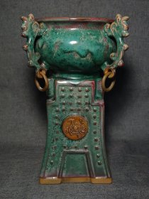 老窑鼎龙赏瓶，开片自然，绿意盎然，金色图案点缀其间，底部镶嵌金色圆形装饰，尽显典雅之风。独特魅力愈发彰显，高贵与典雅的气质扑面而来。