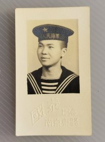 50年代初上海国泰照相馆摄中国人民解放军海军照片，上海南京东路。1956年上海国泰照相馆从上海迁入北京，原址位于西单北大街。上世纪70年代，国泰照相馆成为国内规模最大、项目最多、功能最全的照相馆之一。