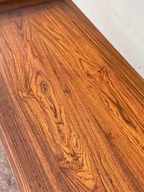 民国苏作大户人家用的.做工非常精美漂亮的(黄花梨)明式剑腿双面工下披灰条案一个.做工精湛.包浆自然温润.用料上乘.整体美观高雅.榫卯结构入手即用 运费自理