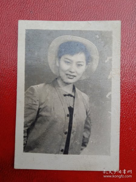 1960年代《老照片》戴太阳帽的漂亮洋气女子