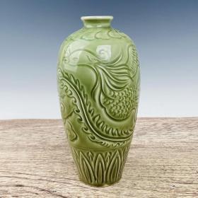 耀州瓷凤纹梅瓶，高27厘米，直径13厘米