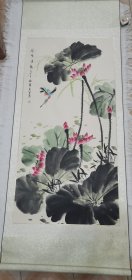 手绘国画、卷轴装裱—《荷塘清趣》谢辉（陕西省美术家协会副主席、陕西省花鸟画院院长 现为中国美术家协会会员、国家一级美术师、陕西省军旅美术家协会主席、（北京）中国西部画院副院长、陕西省文史馆研究员、陕西省政协书画室主任、陕西省花鸟画研究会副会长、中国画画虎艺术研究院名誉院长、中国西部文化艺术交流发展中心副主任、陕西省政协各界书画院名誉院长。）