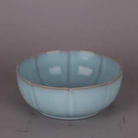 宋汝窑天青釉葵口莲花碗
