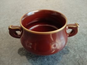 乾隆官窑极品紫金釉鎏金双耳香炉，造型极美，雍容华贵。釉色纯正，做工精细。微观细小结晶颗粒，黑中泛红，边口及底足鎏纯金非刷金，殷实典雅。包浆醇厚，抚摸莹润。官窑极品，举世无双。（原品效果好于照片）