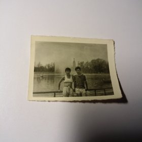 老照片–两个帅气青年背靠景区护栏留影（1）