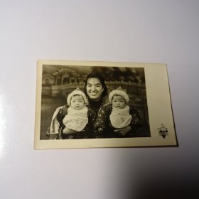 老照片–年轻母亲怀抱一对双胞胎留影（长沙）